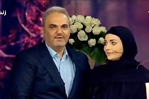 لحظه غافلگیری جواد خیابانی توسط دخترش و در آغوش کشیدن همدیگر + فیلم