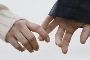 تاثیر جالب گرفتن دست همسر در هنگام درد!!