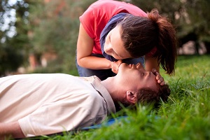  CPR چیست چگونه احیای قلبی ریوی انجام دهیم