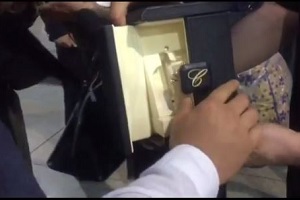 جایزه کن جعفر پناهی به دستش رسید + استقبال پژمان بازغی و دخترش از همسرش مستانه مهاجر
