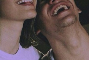 عشق آموخت مرا شکل دگر خندیدن