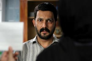 تصویر حامد بهداد روی پوستر روی پوستر « »