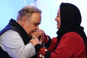 جشن تولد 59 سالگی اکبر عبدی در کنار همسرش و رابعه اسکویی! عکس