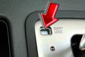 کاربرد دکمه shift lock release در خودرو های اتوماتیک