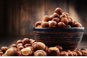 فندق سرد است یا گرم؟ + طرز تهیه ماسک فندق