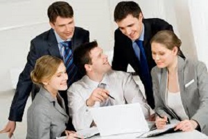 چگونه فردی جذاب باشیم؟ 14 ویژگی شخصیتی افراد جذاب و کاریزماتیک