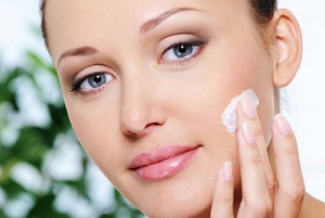 کرم مرطوب کننده مناسب را با این نکته ها انتخاب کنید