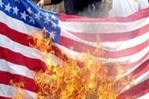 برجام و پرچم آمریکا در صحن علنی مجلس به آتش کشیده شد