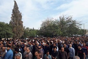 تشییع جانباختگان حوادث کازرون با حضور گسترده مردم