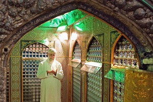  غبارروبی مضجع حرم رضوی با حضور رهبر انقلاب به روایت تصویر 