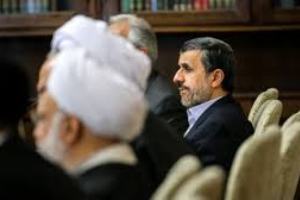 روز آرام احمدی نژاد در جلسه مجمع تشخیص