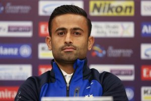 عکس یادگاری امید ابراهمی با مسئولان الاهلی قطر پس از ثبت قرارداد