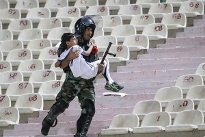 عکس: مصدومیت مامور یگان ویژه در بازی استقلال‌خوزستان و پرسپولیس