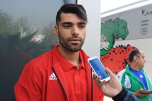 کاریکاتور: نظر طارمی درباره رنگ مورد علاقه سحر قریشی