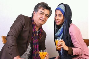 رضا رویگری و همسرش روی صحنه می روند