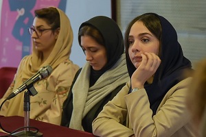 المیرا دهقانی، نیکی مظفری و ... در نشست خبری نمایش "نیمه تاریک ماه" + عکس