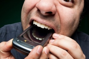 اگر گوشی موبایل را ببلعیم چه بلایی سرمان می آید؟ عکس