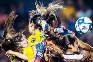 عکس جالب از لیگ فوتبال زنان در مکزیک