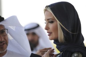 ایوانکا ترامپ با حجاب و پا برهنه در مسجد شیخ زاید! عکس