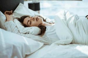 20 ترفند ساده برای اینکه سریع خوابتان ببرد!