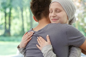 نیاز روزانه انسان به آغوش گرفته شدن چقدر است و چرا؟