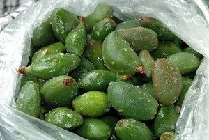 عوارض خوردن چاقاله بادوم و نوبرانه های نارس