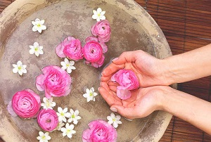 مزایای مصرف گلاب در تابستان 