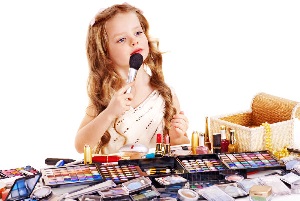 لوازم آرایشی چه خطراتی برای کودکان دارد؟