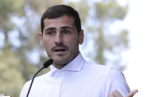 مرخص شدن ایکر کاسیاس به همراه همسرش از بیمارستان! عکس