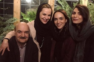 عکس جدید ایرج طهماسب در کنار 2 دخترش