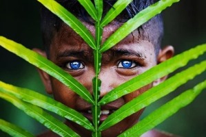 راز قبیله‌ ای که تمام اهالی‌ اش چمشان آبی دارند + تصاویر