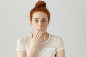 ازدواج دختر جوان با فرش خانه اش!! عکس