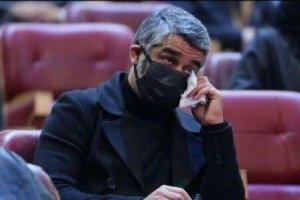 اشک های پژمان جمشیدی برای علی انصاریان در اختتامیه جشنواره فجر