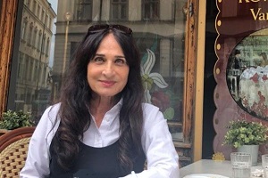سوسن تسلیمی در کنار هایده صفی یاری در سوئد