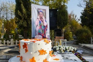 جشن تولد آزاده نامداری بر سر مزارش + تصاویر