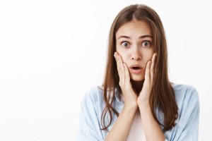 رقصیدن خانم دکتر با اعضای بدن بیماران در اتاق عمل! عکس
