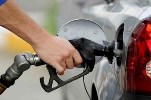 خطر و مشکلات پر کردن کامل باک بنزین خودرو