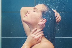 کسانی که پوست خشک دارند چطور حمام کنند؟