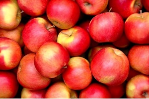 خوردن بیش از حد سیب چه عوارضی دارد؟