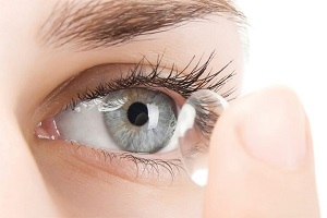 خطرات استفاده از لنزهای زیبایی