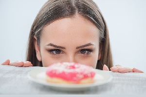 چطور میل به خوردن هله هوله را در خود از بین ببریم؟