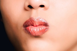 ترک خوردگی لب را چگونه درمان کنیم؟