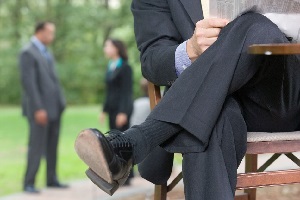 انداختن پاها روی هم و دردسرهای آن برای کمر و لگن