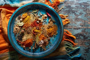 7 ادویه برای تقویت مغز، از زردچوبه تا زیره