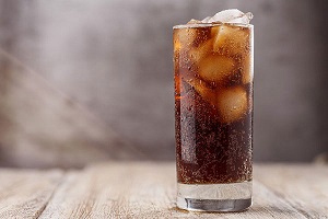 چرا خوردن نوشابه شب‌ها مضرتر است؟