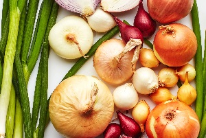 خاصیت پیاز برای بدن از درمان آکنه تا عفونت قارچی