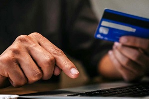 دستبرد میلیونی پسر به حساب بانکی پدرش 