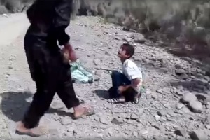 شکنجه ۲ پسر بچه ایرانی در بیابان