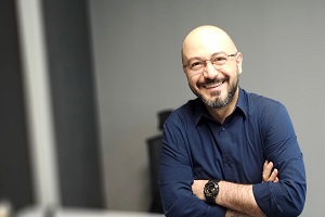 پشت مبل های اسنوا، این مرد ایستاده است 