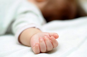 نجات کودک 15 ماهه از دست پدر و مادر سنگدل
